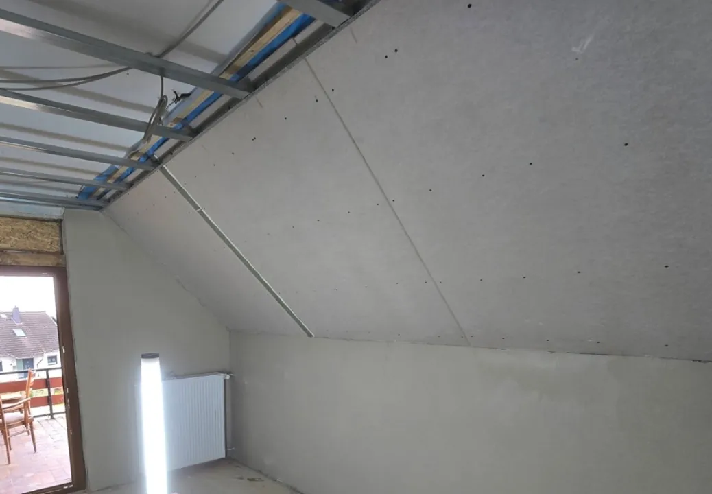 Trockenbau in Dachgeschosswohnung - Erstellung von Decken und Wänden in Trockenbauweise zur Sanierung einer Dachgeschosswohnung.