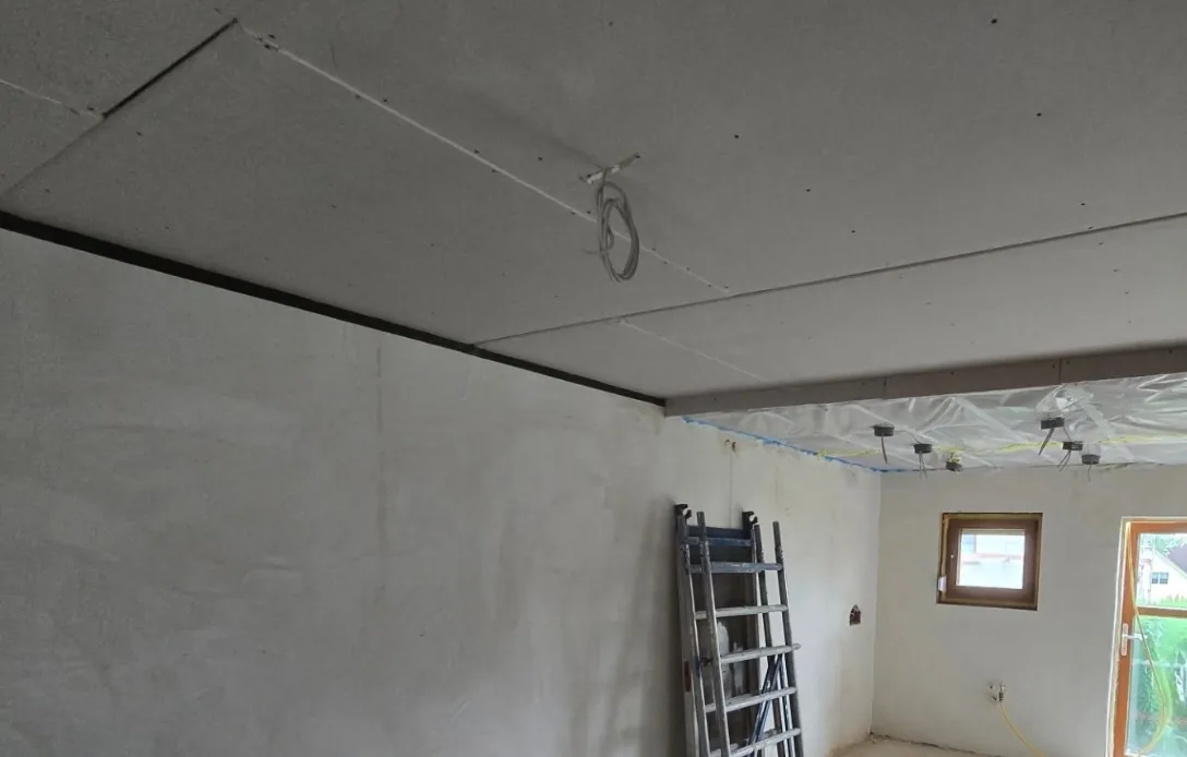 Trockenbau und Deckenverkleidung - Installation einer abgehängten Decke mit Trockenbauplatten und Vorbereitung für Elektroinstallationen.